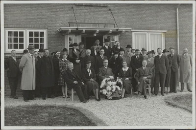  Foto genomen bij de opening in 1937 van het wijkgebouw van de vereniging Het Groene Kruis Maarn-Maarsbergen, gelegen ...