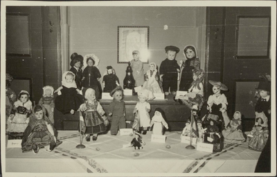  Tentoonstelling van poppen uit de verzameling van Koningin Juliana in verband met de Bazar voor het erefonds verpleegsters.