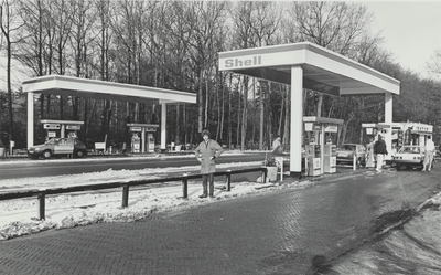  Shell pompstation te Maarsbergen, op de voorgrond met de handen in de zij eigenaar Anton van Laar.