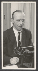  L.S. Pasma, hoofdcommies ter secretaris in Maarn. Hij is per 1-2-1959 benoemd tot burgemeester van Hemelumer ...