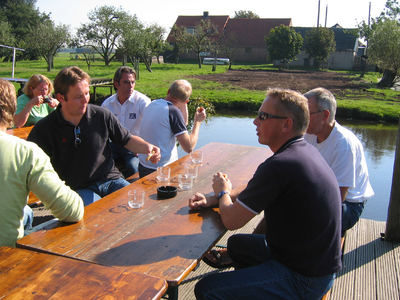  Uitje ambtenaren Algemene Zaken Maarn, met z'n allen aan een lange tafel