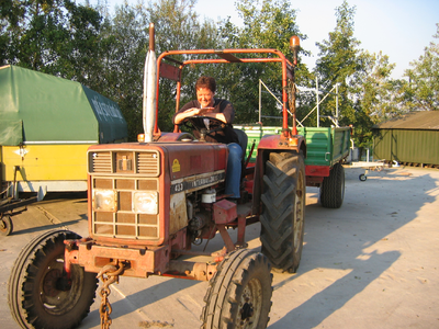  Uitje ambtenaren Algemene Zaken Maarn, Gerrie Toller op de tractor