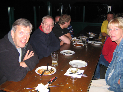  Uitje ambtenaren Algemene Zaken Maarn, aan tafel, links Paul Schröder en Bert de Boer, rechts Pia Bouwman
