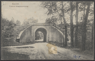  Het in 1844 gebouwde tunneltje onder de spoorlijn in de provinciale weg Doorn-Amersfoort. Het werd in 1953/54 ...