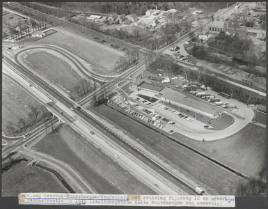  Provinciale weg Leersum-Maarsbergen-Woudenberg met kruising rijksweg 12 en spoorlijn na de reconstructie in 1972, het ...