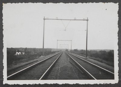  De spoorbaan na de gereedgekomen electrificatie. De foto is genomen op de voormalige overweg in de Kapelweg die is ...