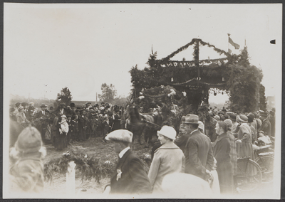 Het burgemeestersfeest op 17-9-1925 in verband met de bouw van het raadhuis (plaatsen gedenksteen in de voorgevel) ...