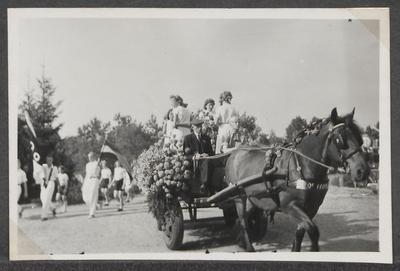  Versierde boerenwagen bij het het 50-jarig regeringsjubileum van koningin Wilhelmina in 1948