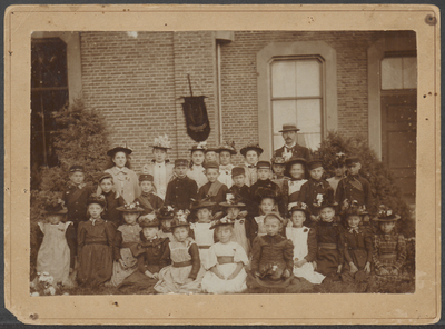 Oude schoolfoto met leerlingen en personeel, waarschijnlijk uit de beginjaren van de Merseberch school.