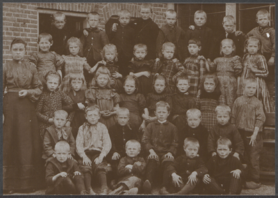  Oude schoolfoto met leerlingen en personeel van de Merseberch school.