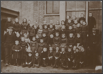  Foto van enige klassen van de openbare lagere school te Maarsbergen uit 1926. Rechts het schoolhoofd dhr. Kruidhof, ...