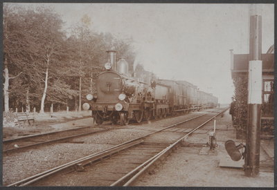  Uit de richting van Maarsbergen komende trein, foto van vóór 1910, rechts staat het stationnetje.