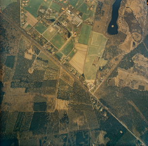  Serie II: Luchtfoto van het gebied rond de Woudenbergseweg met Valkenheide (V390-23487)