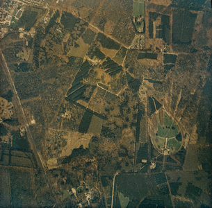  Serie II: Luchtfoto van het bosgebied tussen het dorp Maarn en Huis te Maarn (V394-23487)