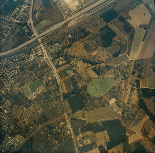  Serie II: Luchtfoto van het bosgebied en het dorp Maarn rond de kruising A12 en de spoorlijn Utrecht-Arnhem en de ...