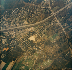  Serie II: Luchtfoto van het dorp Maarn rond de kruising A12 en de spoorlijn Utrecht-Arnhem en de Amersfoortseweg ...
