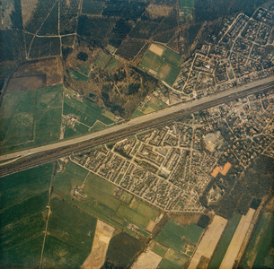  Serie II: Luchtfoto van het oostelijk deel van het dorp Maarn rond de A12 en de spoorlijn Utrecht-Arnhem (V401-23487)