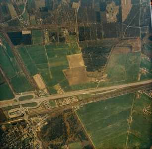  Serie II: Luchtfoto van Maarsbergen rond de kruising van de A12 en de spoorlijn Utrecht-Arnhem met de Woudenbergseweg ...