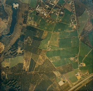  Serie II: Luchtfoto van het gebied ten zuiden van de A12 en de spoorlijn Utrecht-Arnhem met de Maarsbergseweg (V404-23487)
