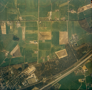  Serie II: Luchtfoto van het gebied ten noorden van de A12 en de spoorlijn Utrecht-Arnhem rond de Griftdijk (V406-23487)