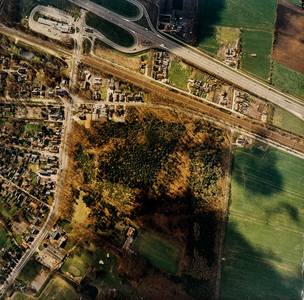  Serie III: Luchtfoto van het dorp Maarsbergen met de kruising van de Woudensbergsewg met de A12 en de spoorlijn ...