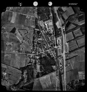  Serie VII: Luchtfoto vanuit het zuiden van het gebied rond kruising van de A!2 en de Woudenbergseweg te Maarsbergen (4048)