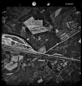  Serie VII: Luchtfoto vanuit het zuiden van het gebied rond de A12 en de spoorlijn Utrecht-Arnhem met het Maarnse ...
