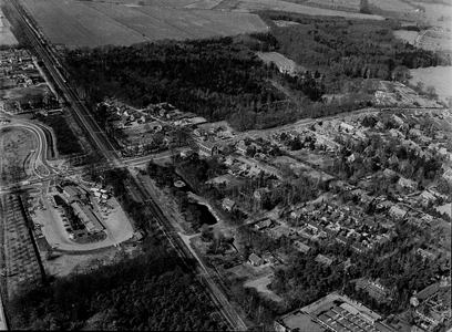  Luchtfoto vanuit het oosten van het dorp Maarsbergen aan weerszijden van de A12 en de spoorlijn Utrecht-Arnhem