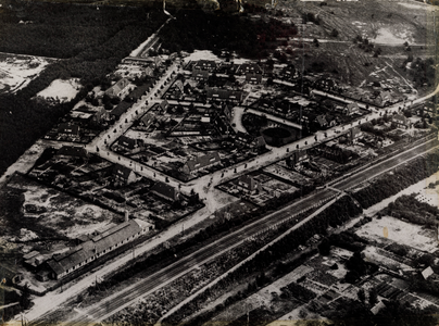  Luchtfoto vanuit het zuiden van de wijk Tuindorp te Maarn ten noorden van de spoorlijn Utrecht-Arnhem