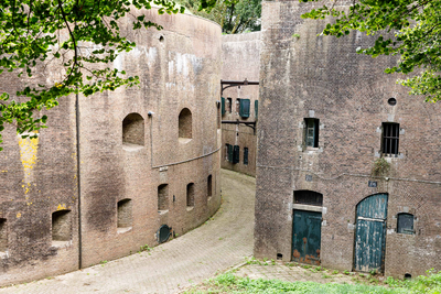  Zicht op de toren en de contrescarpe zuidzijde van Fort Honswijk