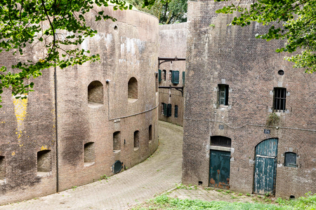  Zicht op de toren en de contrescarpe zuidzijde van Fort Honswijk