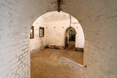  Kamer 10 van de toren van fort Honswijk op de begane grond met doorkijk naar kamer 9, de keuken