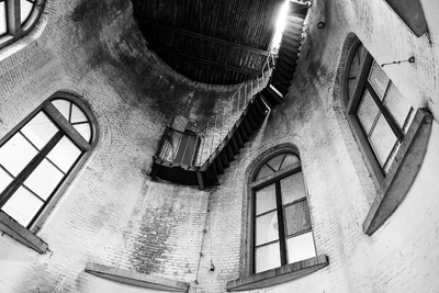  De trap naar het dak van de toren van Fort Honswijk, in het hart van de toren, met op de eerste verdieping de ...