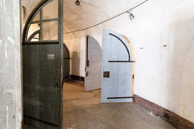  De eerste verdieping van de toren van Fort Honswijk, met links de deuren naar de manschappenverblijven en rechts de ...