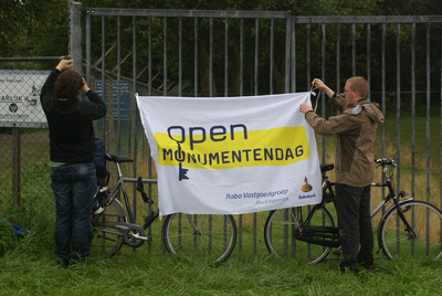 110_10 Open Monumentendag: Sander van Scherpenzeel en …hangen een spandoek op bij Fort Honswijk