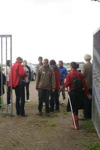 110_18 Open Monumentendag: bezoekers bij de ingang van Fort Honswijk. Sander van Scherpenzeel in het midden, Otto ...
