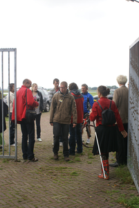  Open Monumentendag: bezoekers bij de ingang van Fort Honswijk. Sander van Scherpenzeel in het midden, Otto Wttewaall ...