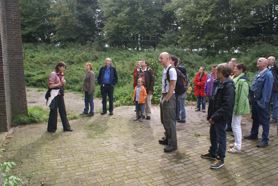 110_19 Open Monumentendag: bezoekers bij Fort Honswijk