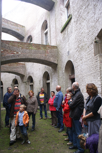 110_20 Open Monumentendag: bezoekers bij Fort Honswijk