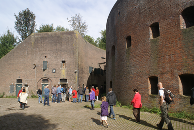 110_24 Open Monumentendag: bezoekers bij Fort Honswijk