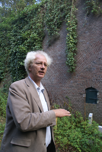 110_25 Open Monumentendag: Otto Wttewaall geeft uitleg bij Fort Honswijk