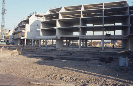  Betonskeletten van toekomstige winkels en woningen aan het Rond.