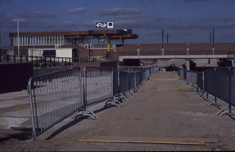  Het Onderdoor deels afgebouwd zodat het station bereikbaar is.