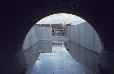  Werk aan de watergang langs het Onderdoor aan de westzijde van de spoorlijn.