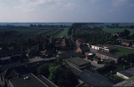  Zicht vanaf de toren van de nederlands-hervormde kerk aan het Plein richting het zuid-westen met in het midden de ...