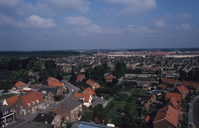  Zicht vanaf de toren van de nederlands-hervormde kerk aan het Plein in noordelijke richting. Links de Herenweg, rechts ...
