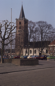  Het Plein met de nederlands-hervormde kerk en rechts restaurant de Roskam.