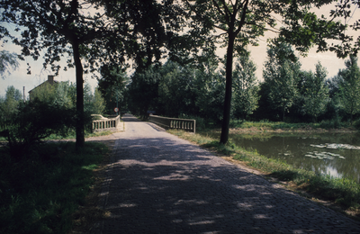  De Lange Uitweg met de brug over het inundatiekanaal in Tull en 't Waal.