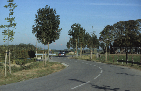  De Kruisweg gezien vanaf de Binnenweg met rechts de boederij Kruisweg 1-3.