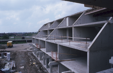  Betonskelet aan achterzijde van een gebouw op de hoek van de Stellingmolen en het Onderdoor.